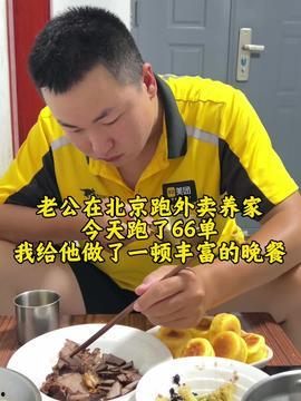 热情大姐请客吃瓜,共享瓜果欢声笑语